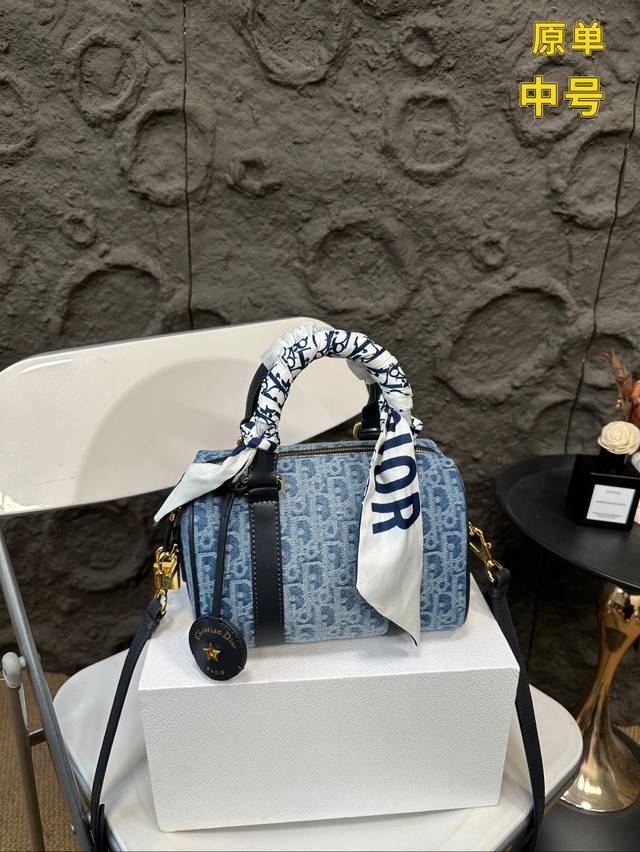 Paired with a folding box, the original Dior denim denim pillow is such a beautiful denim bag that even straight women of steel should be attracted. Denim color is the pioneer of the fashion industry, and everyone knows that it can fit and be durable