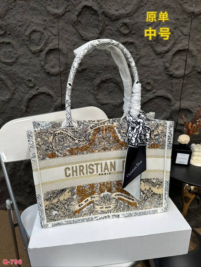 Small size 27.20cm, medium size 36.27cm, large size 42.35cm, original Dior shopping bag with folding box. This year's heavyweight counter classic explosive will be different from handsome and elegant: