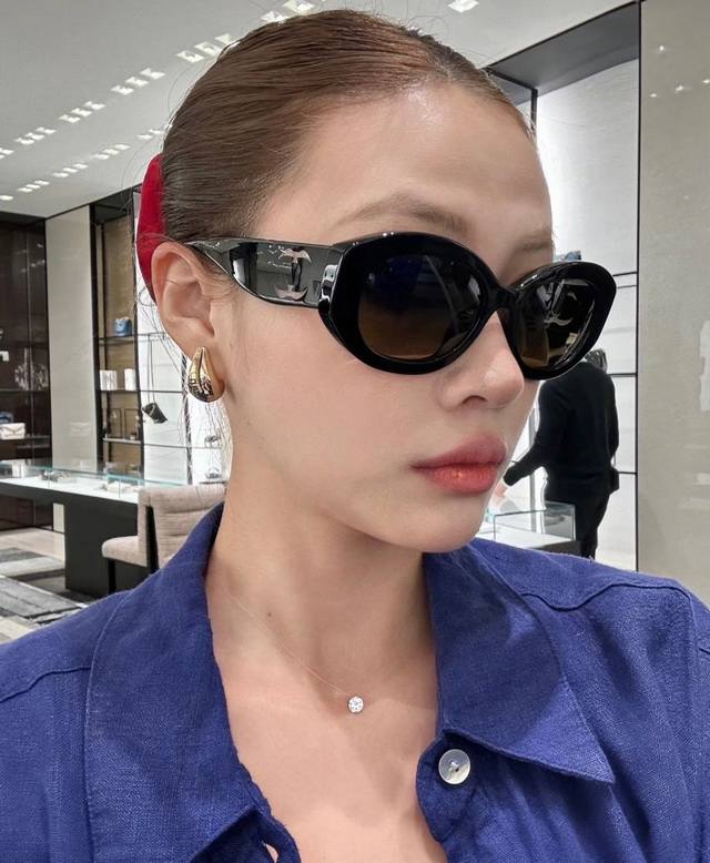 Chanel's new sunglasses. Model: 5528, Size: 53 mouthed 19-140