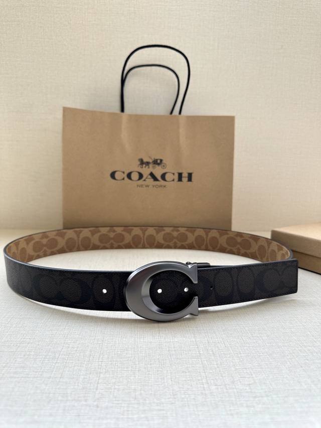 The 3.7cm wide COACH double-sided belt is made of black fabric with a classic logo buckle, and comes in two different appearances. Its fit can be personalized and can be cut with scissors. Trimmable double-sided: