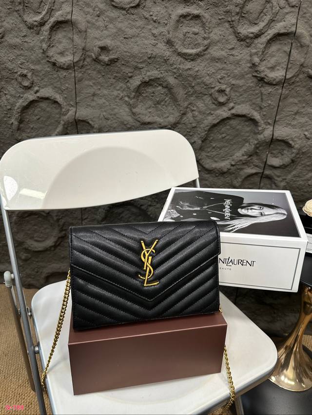 The full package of duty-free stores is the St. Roland ysl Woc envelope package. It's a well deserved entry classic. Super dry resistant leather. This leather is really one of my favorite leather. It's not afraid of scraping the leather texture, but