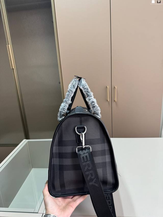 Burberry travel bag is a handsome and versatile travel bag with a classic design that is spacious and suitable for both men and women. It has a large Lj size of 45.18.26