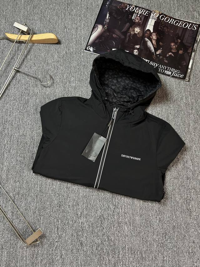 Armani double-sided wear, 2024 spring new jacket and outerwear, the new products on the runway look very perfect. The double-sided wear is comfortable and warm, with complete three labels and full and attractive colors. The design is very outstanding