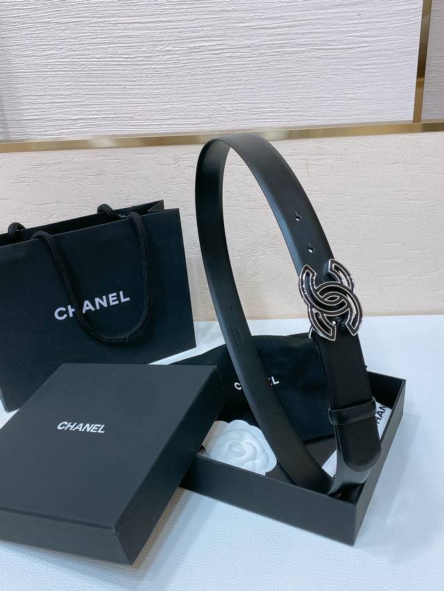 Chanel 24C resin black and white rhinestone gold metal logo buckle brass metal imported tire cow belt with soft and delicate feel 3.0cm: