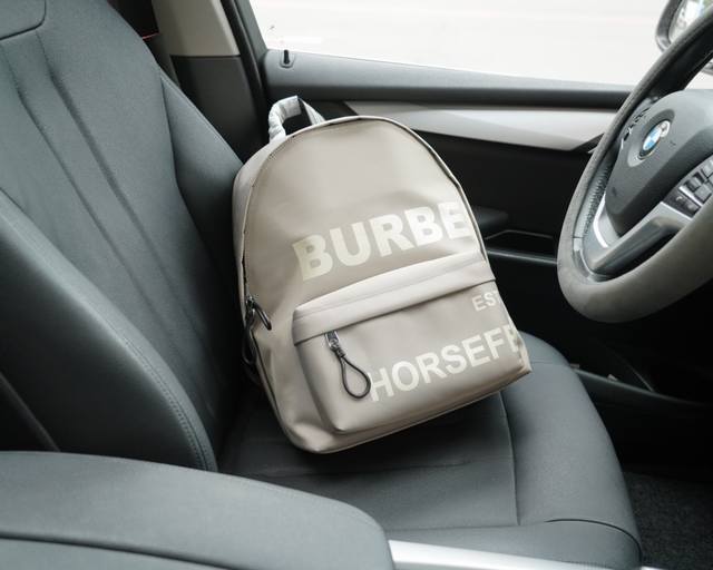 Burberry official website synchronizes high version original backpack, don't miss out on all original single fabric production, excellent quality, super large capacity, non market ordinary goods, and tough goods from trading companies Emphasize that