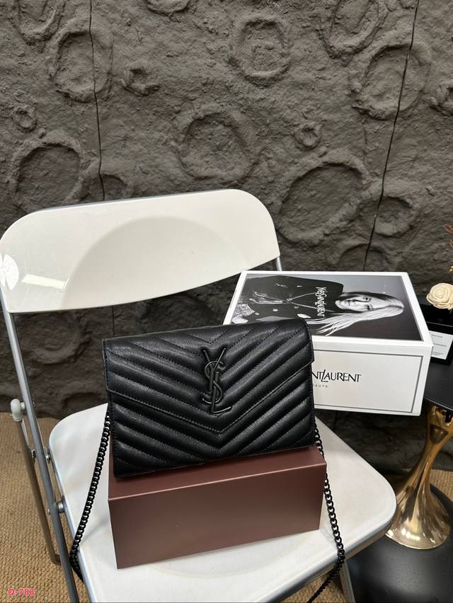The full package of duty-free stores is the St. Roland ysl Woc envelope package. It's a well deserved entry classic. Super dry resistant leather. This leather is really one of my favorite leather. It's not afraid of scraping the leather texture, but