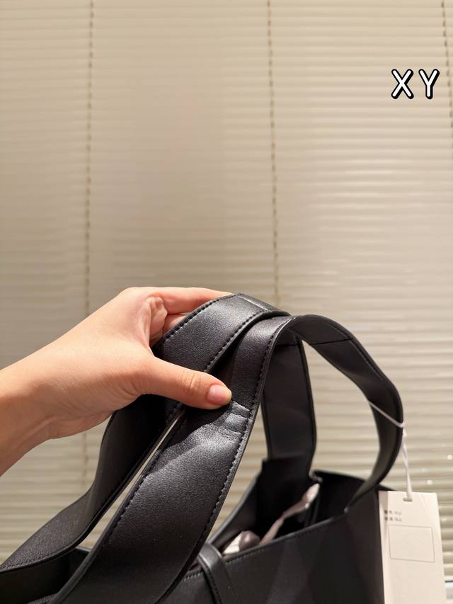 The leather version of Ysl tote bag feels too gentle and easy to match, making it stand out. # Ysi Ysl is the most eye-catching bag of this year. Although the body of the mountain bag is large, it is very light, and the sheepskin material feels light