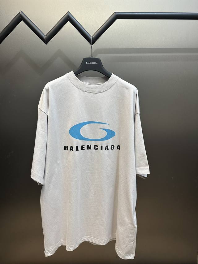 The Parisian family's blue ring printed round neck short sleeved shirt is made of 15S precision cotton plain weave and weighs 230g. The front is decorated with a loop sports icon artwork print, and stretch printing is a special printing technique cha