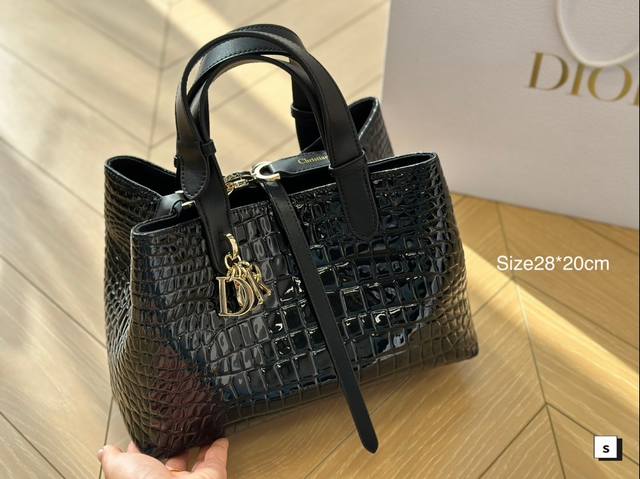 The original Dior Toujours shopping bag is simply irresistible, exuding a strong sense of sophistication and sophistication. It is a must-have item for Jimei, with a size of 28 * 20cm