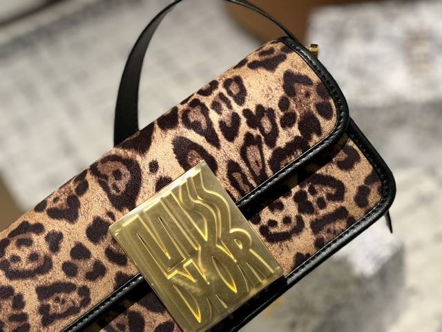 Folding gift box Dior Winter crossbody bag with low-key and unique texture, artistic atmosphere, high aesthetic value, must be included in the collection of beauty! Size 22.11: