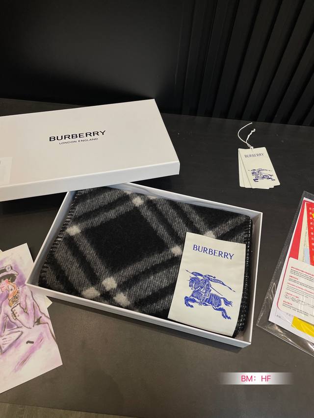 Cashmere Scarf Box Size: 180cm * 30cm Burberry Cashmere Scarf The gentlest color scheme for the upper body is super soft and comfortable. Don't you want to order this beautiful scarf now?