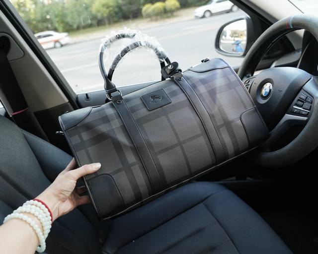 Burberry official website synchronizes high version travel backpack with excellent quality for global rush orders. Non market ordinary goods use imported cowhide, which is classic, wear-resistant, practical, scratch resistant, and truly traffic king.