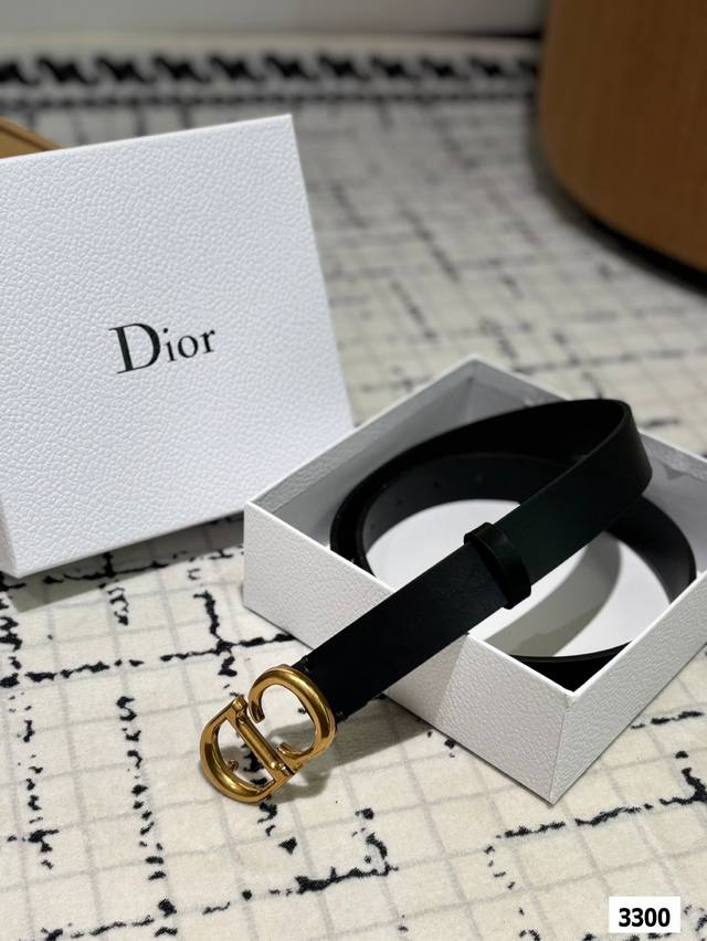 The original cowhide Cd belt with matching box has been very popular recently! Cowhide leather! Complete packaging! The belt belongs to it! Dior belts are exquisite and fashionable. Please note the size when placing an order: