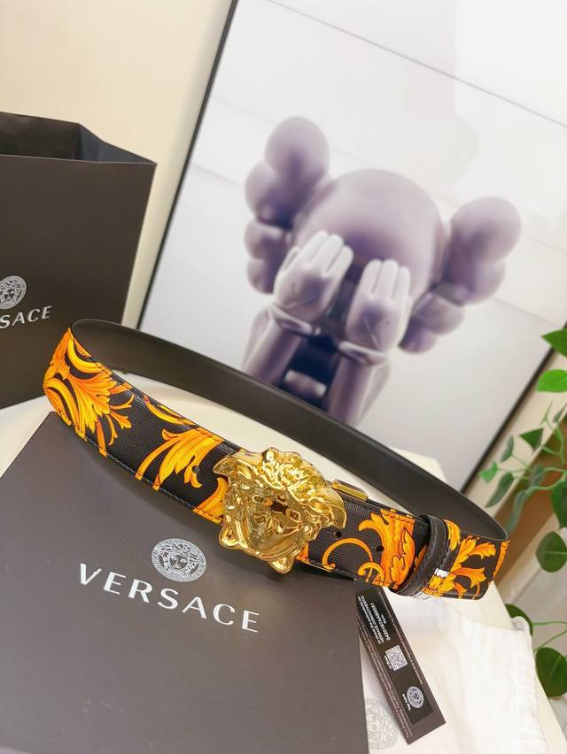 This Versace Palazzo belt is made of cowhide fabric and adorned with le Pop Classique print and iconic Medusa hardware accessories. 4.0cm width:
