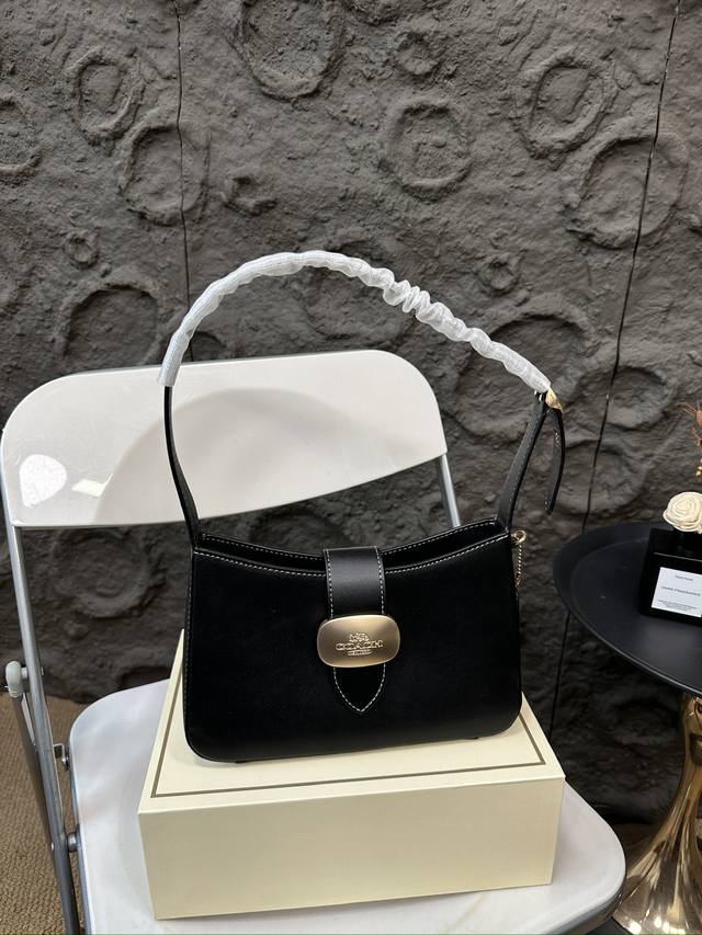 Paired with a folding box, Coach under the armpit amplifies the trick! The new Eliza series is really amazing! The minimalist design is truly eye-catching! The color is simple yet elegant, full of fashion sense, easy to match to create a sense of fas