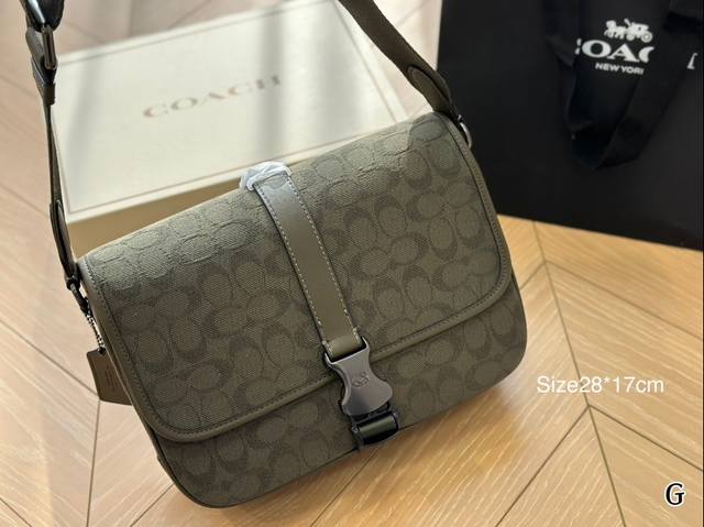 Folding box is great! Coach's new League men's bag is worth having! The Coach League bag is made of high-quality leather materials, such as cowhide, paired with fabric and signature jacquard fabric, which is made of organic cotton: