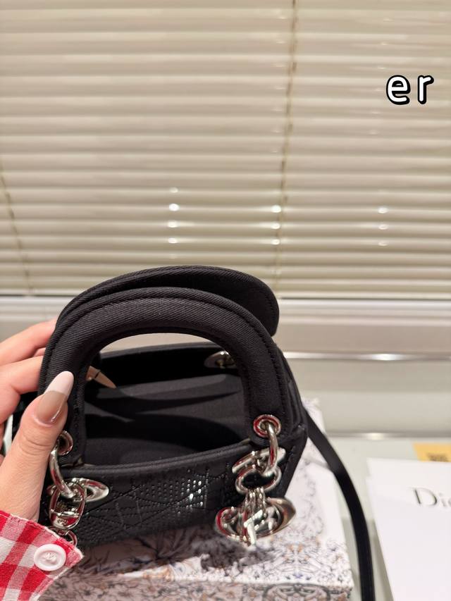 The Dior Concubine Bag Lady comes with a sheep tendon inside and is carefully crafted in sheepskin leather for a medium size design. It is paired with detachable chain shoulder straps and adjustable leather shoulder straps, making it an ideal choice