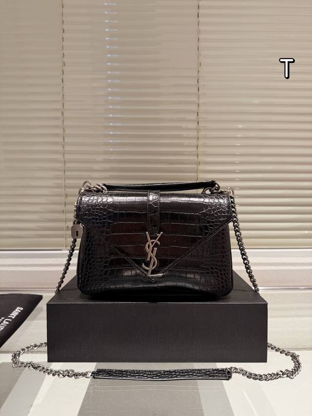 Folding gift box Ysl mailman bag, this year's super hot mailman bag, Saint Laurent flip mailman bag self retention recommendation, Saint Laurent ysl Niki counter new star style, recommended by many bloggers, retains ysl's consistent rock spirit and u