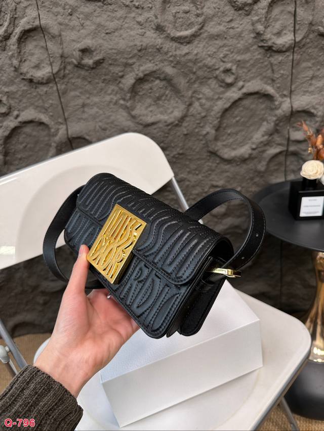 Paired with a folding box, the Dior Underarm Bag is of high quality and has a large capacity, making it versatile and easy to carry all year round, making you instantly fashionable. Size: 22.11Cm: