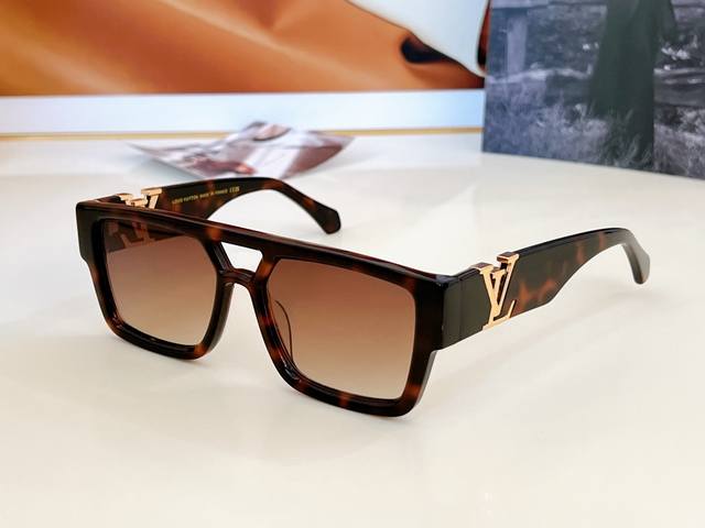 Louis Vuitton * Model: Z2062W Size: 56 Ports 18-145