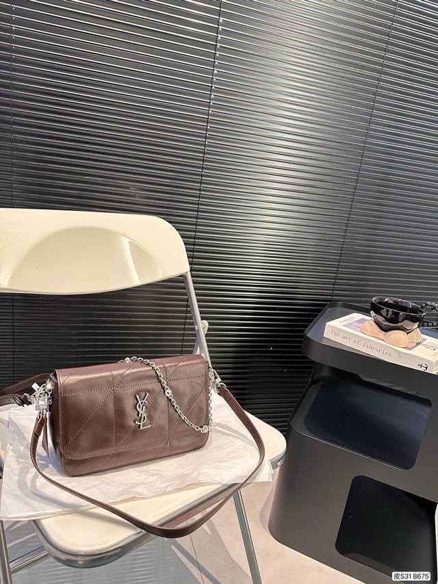 The Saint Laurent pure leather underarm bag is a lazy and casual combination, presenting a fashionable and cool feeling with a stylish and iconic fashion essence essential artifact! Street turning rate explosive size: 23 16 item number 8675