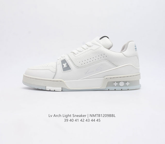 Louis Vuitton Lv board shoes are fashionable sports shoes with a trendy thick sole and height increasing men's shoes. They are comfortable, non slip, and versatile, dominating the entire fashion and entertainment industry. The details of the shoe are