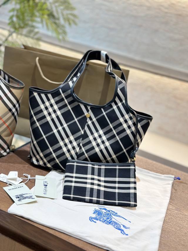 Burberry's new model has finally shipped its classic diagonal plaid backpack, which looks great. B's latest soft and upright shoulder bag is made of cotton twill fabric. Crafted in an Italian workshop, it is decorated with a unique grid pattern exclu