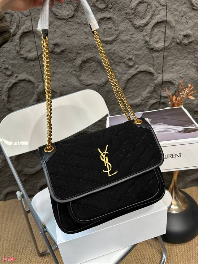 The full set of packaging for duty-free shops measures 25.20cm in size. Ysl messenger bag is made of frosted leather, which is highly popular this year. The Saint Laurent flip messenger bag is recommended for self preservation. The YSL Niki counter h