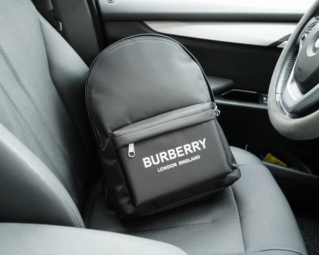 Burberry official website synchronizes high version original backpack, don't miss out on all original single fabric production, excellent quality, super large capacity, non market ordinary goods, and tough goods from trading companies Emphasize that