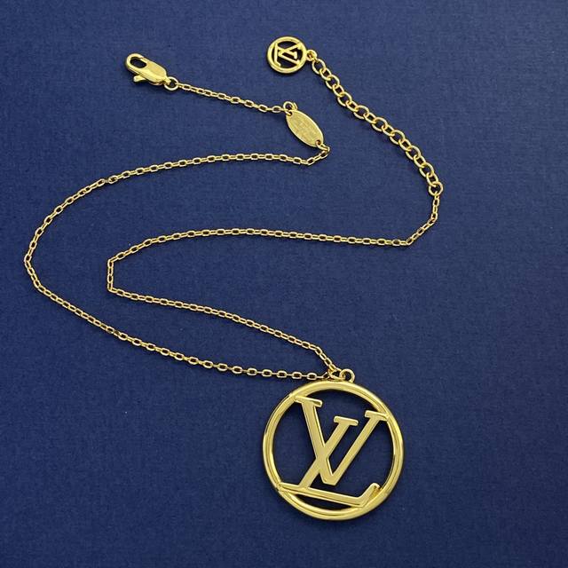 Lu92 60 60 Lv Louis Vuitton European and American Fashion Generous Metal Smooth Hollow Ring LV Letter Pendant Necklace Brass Material Gold Plated