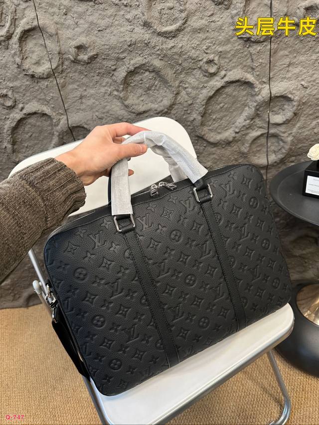 Lv briefcase men's lychee patterned cowhide briefcase special inner lining. Computer compartment, zipper concealed pocket. Smooth zipper, super smooth oil edge, can be worn on one shoulder or crossbody! Exquisite workmanship, every detail is in place