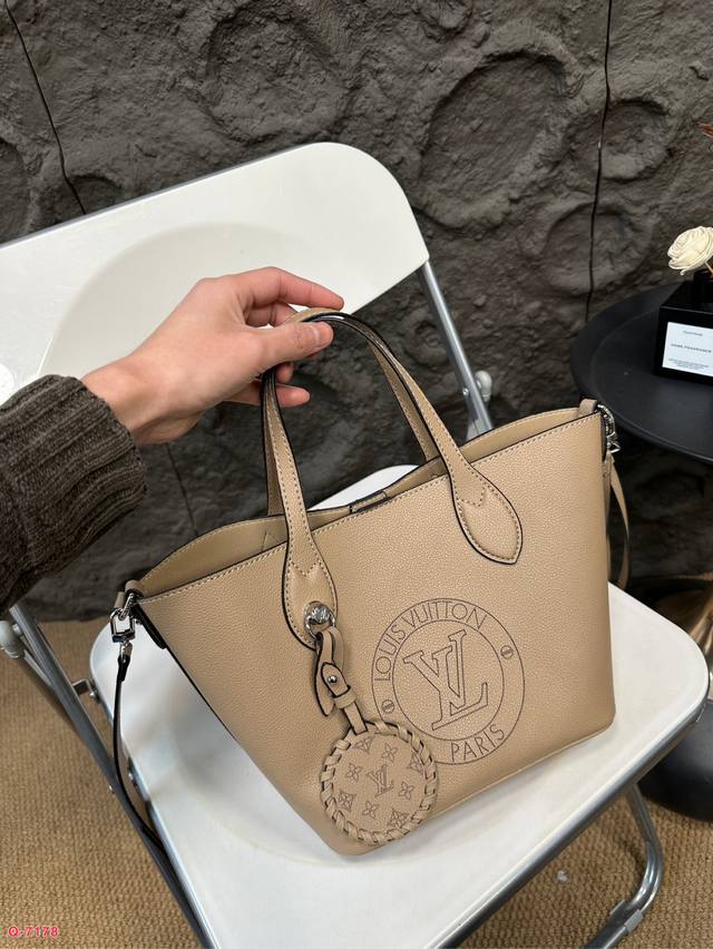 Lv White Moonlight Bucket Lv Blossom Pm New White Moonlight Handheld Bucket Bag Super Elegant and Beautiful Size 21.19cm: