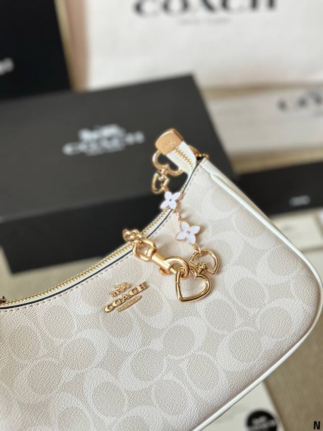 The leather version comes with a pendant. Coach and Coach's hottest underarm bag comes with the Teri series' hottest underarm bag featuring snake skin embossed design. The upgraded version of the large mahjong bag can just expose the side when worn u