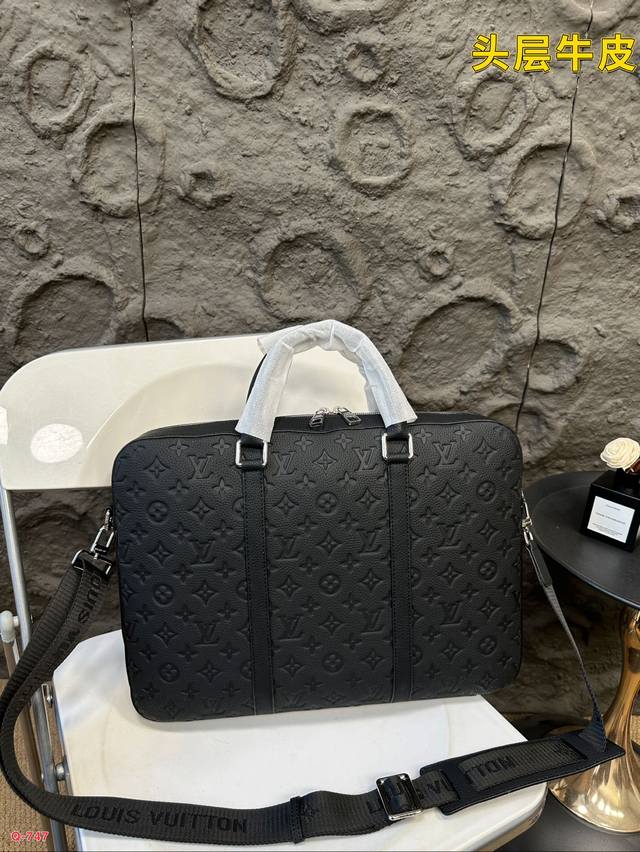 Lv briefcase men's lychee patterned cowhide briefcase special inner lining. Computer compartment, zipper concealed pocket. Smooth zipper, super smooth oil edge, can be worn on one shoulder or crossbody! Exquisite workmanship, every detail is in place
