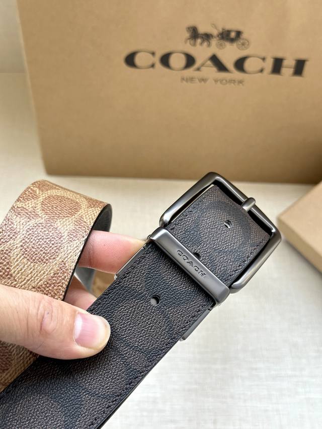 The 3.7cm wide COACH double-sided belt is made of black fabric with a classic logo buckle, and comes in two different appearances. Its fit can be personalized and can be cut with scissors. Trimmable double-sided: