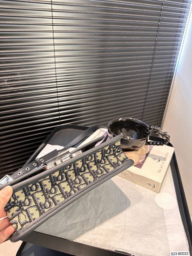 Dior Montaigne Classic is a fabric bag with timeless embroidery craftsmanship. The exquisite square shape of the bag is simple and atmospheric, suitable for both men and women. It is elegant, fashionable, casual, handsome, practical, and fashionable.