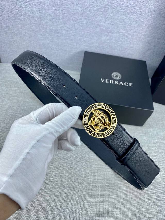 Width 4.0cm Versace Head Logo: The 3D hollowed out Medusa on the belt buckle gives this Palazzo belt a high level of recognition. Belt made of cowhide at the top layer