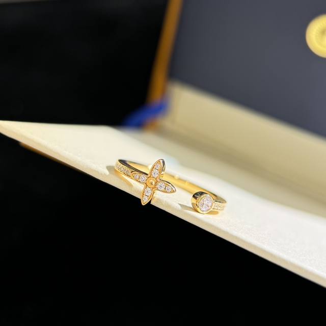 The A4763 Donkey's new luxury full diamond four leaf clover open ring will create the most charming personality style with its top-notch dazzling jewelry collection. High end 9 pure silver inlay material process plated with 18K gold, gorgeous, elegan