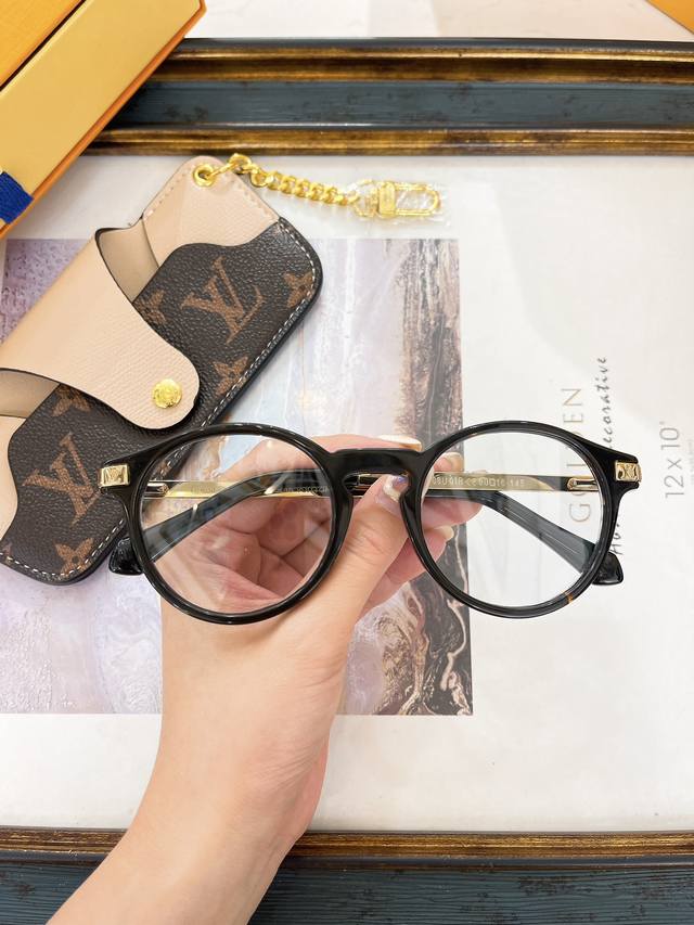 Louis Vuitton * Model: Z3108U Size: 60 Ports 16-145