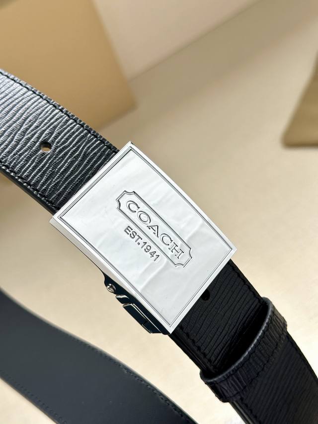 As a well-known fashion brand, Coach with a width of 3.5cm often cleverly integrates its brand logo into the design of the belt, such as printing the brand's initials, patterns, etc. on the buckle or belt, which not only highlights the brand's identi