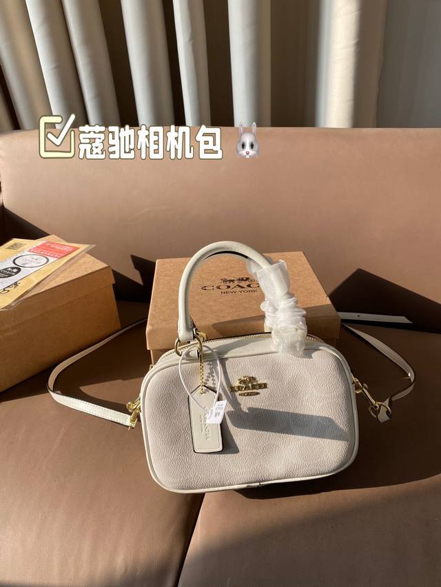 Is Coach's June new product a small square bag that you like? Coach's new product looks great this time, with versatile styles and colors, and a long shoulder strap that can be worn diagonally. The bag's capacity is also very large, making it perfect