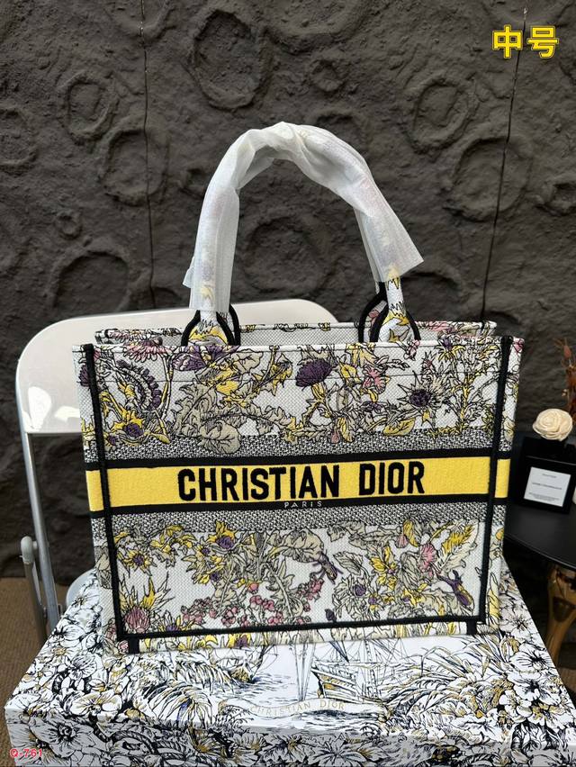 Small size 21.20cm, medium size 35.27cm, large size 41.34cm, original single Dior shopping bag with folding box. This year's heavyweight counter classic explosive will be different from handsome and elegant: