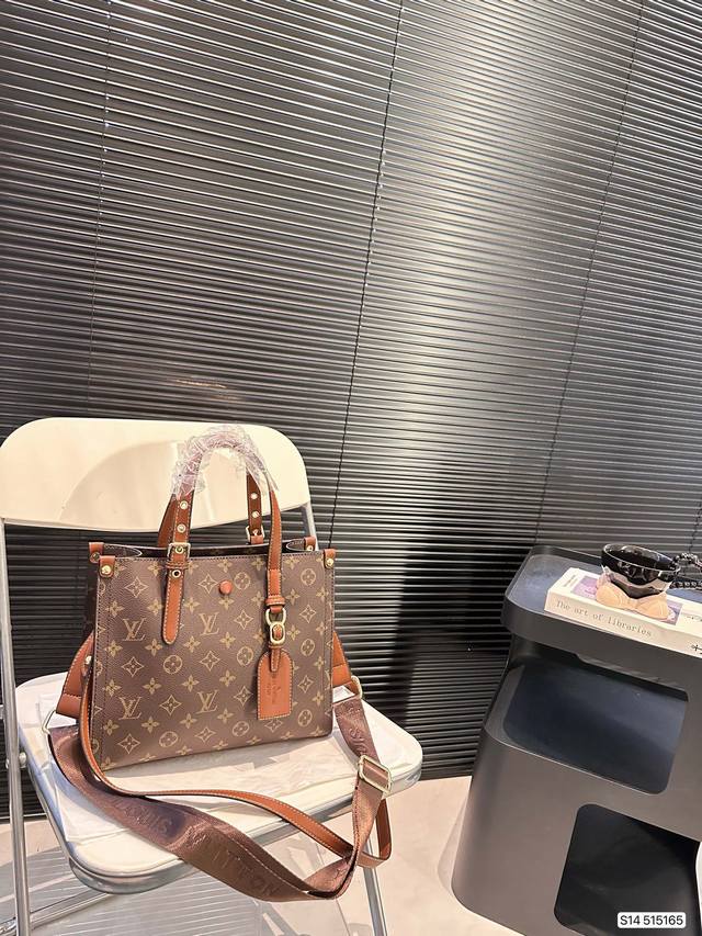 The Lv bucket bag is really simple. The more you look at it, the better it looks. The capacity is very touching and easy to hold daily carry on items. Size: 28 23, item number 515165. Revision: