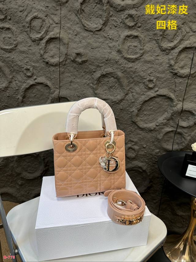 Paired with a folding box, lacquered leather, four compartments, size 20.17cm. Dior Dior's consort bag, Dior Lady Life, is a true cure for all diseases in Venice, Macau. It is truly beautiful
