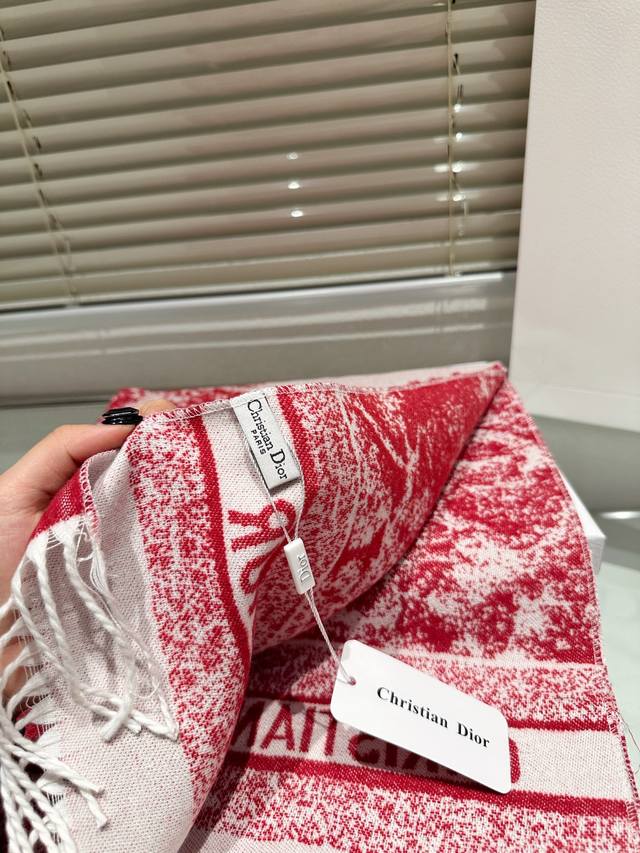 The new autumn and winter college style double-sided scarf has a thick, soft and super versatile feel, making it a fashionable item that can be used as a scarf or shawl! One side is decorated with the 