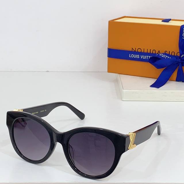 Louis Vuitton * Model: Z2422 Size: 53 Port 20-140