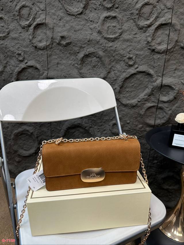 The Eliza series from Coach with folding box is new! Eliza is no stranger to old faces, but this time she has some autumn and winter styles in mind, which suddenly brightens her eyes! Leather, suede, stable and atmospheric color: