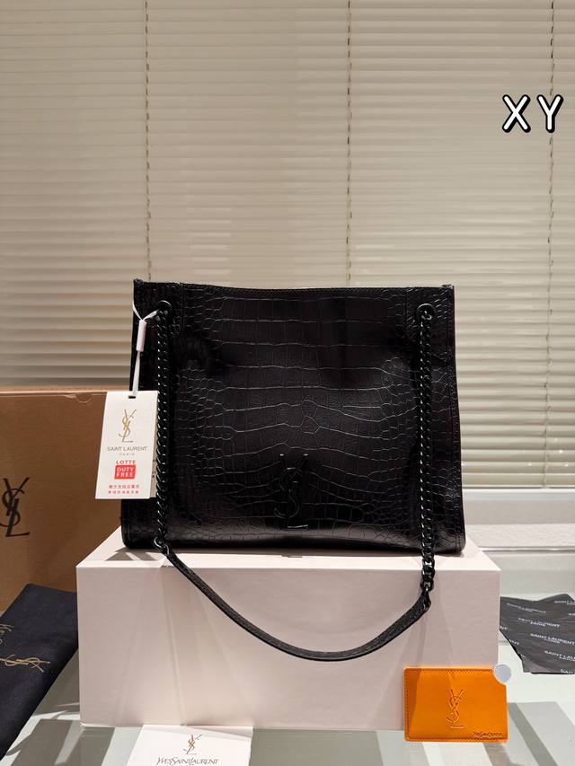 The leather version of Ysl Saint Laurent niki Shopping commuter bag is her Saint Laurent niki Shopping commuter bag. Amway doesn't need much more. The chain is sliding, so it can be extended to a large extent. It can be extended to 13 inches