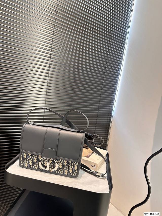 Dior Montaigne Classic is a fabric bag with timeless embroidery craftsmanship. The exquisite square shape of the bag is simple and atmospheric, suitable for both men and women. It is elegant, fashionable, casual, handsome, practical, and fashionable.