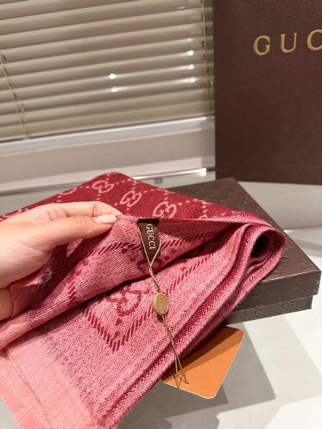 High end cashmere scarf gift box Guqi classic scarf made of real materials! This scarf is suitable for spring, autumn, and winter! It looks great as a shawl! Brighten skin tone! The upper body effect has a very strong aura, with a soft and textured f